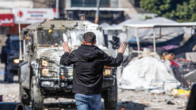 Nablus'un Eski Kent bölgesindeki bir pazarda, Aslanar Yuvası'na düzenlenen baskının ardından çatışma çıktı