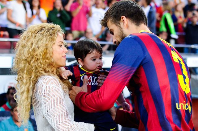 Shakira y Gerard Piqué del FC Barcelonacon su hijo Milan