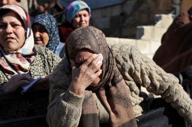 Suriyeli kadın ağlıyor
