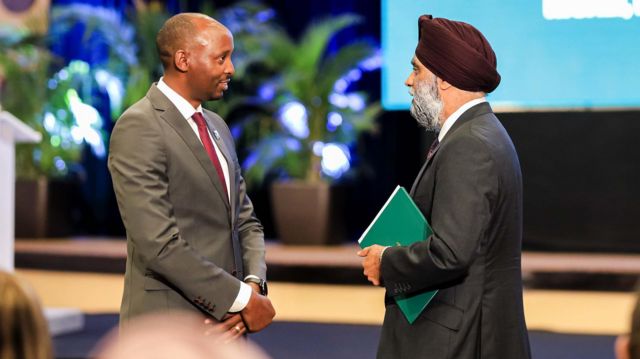 Minisitiri w'ubuzima w'u Rwanda Dr Sabin Nsanzimana aganira na Minisitiri Harjit Sajjan w'iterambere mpuzamahanga wa Canada