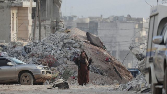 Cinderes'te depremzede bir kadın 