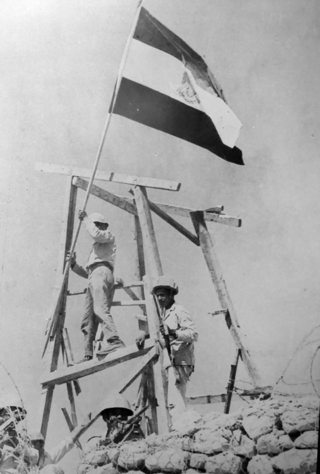 Soldados egipcios izan su bandera en el Sinaí.