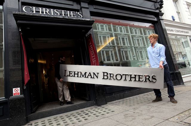 Logotipo da sede do Lehman Brothers em Londres indo a leilão após a crise de 2008