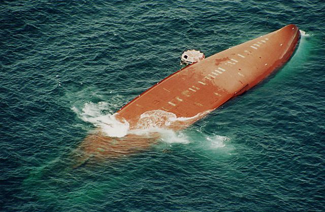 Le bateau Le Joola renversé.