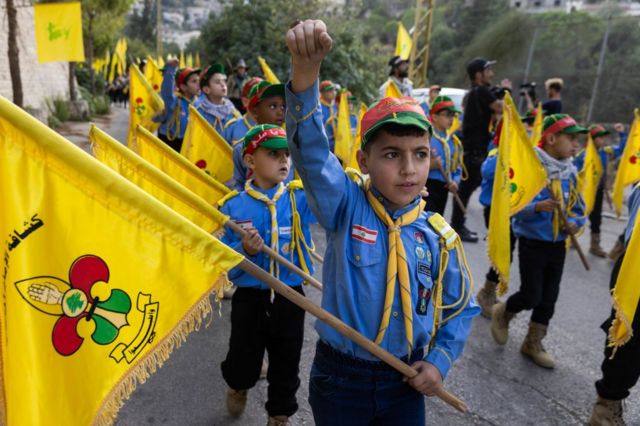 Crianças segurando bandeira do Hezbollah
