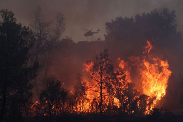 Лесной пожар и вертолет в дыму