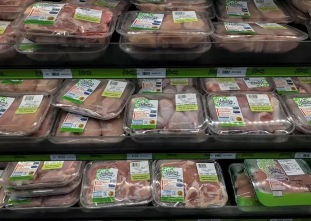 Poulets emballés exposés dans un supermarché