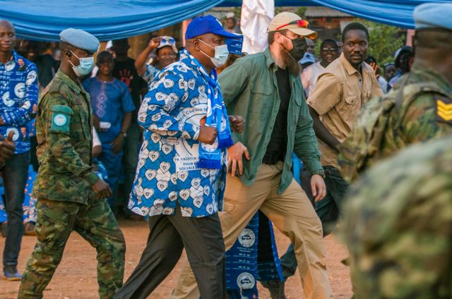 Le président centrafricain Faustin-Archange Touadéra, escorté par un agent présumé du groupe Wagner p