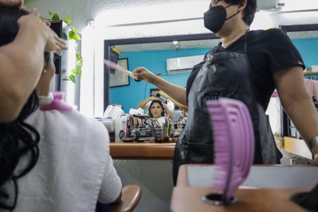 La presidenta municipal de Tijuana, Montserrat Caballero, en el salón de belleza Sexy Nails de la ciudad mexicana en agosto de 2023.