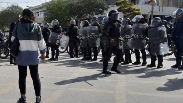 ی﻿ک زن معترض اردبیل در برابر نیروهای پلیس