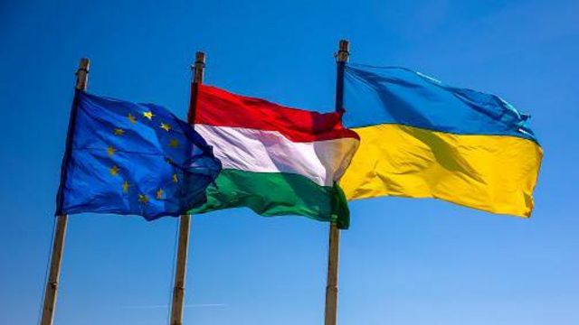 Прапори ЄС, Угорщини, України 