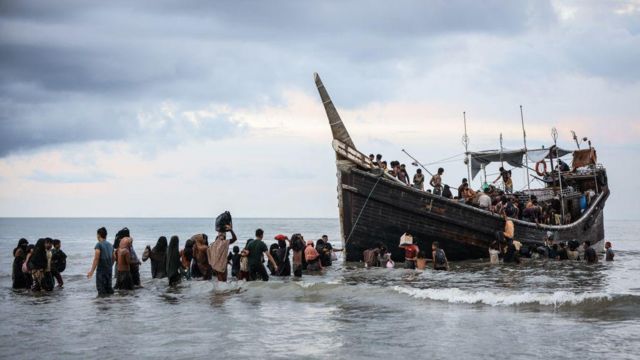 Warga Aceh menolak kapal Rohingya.