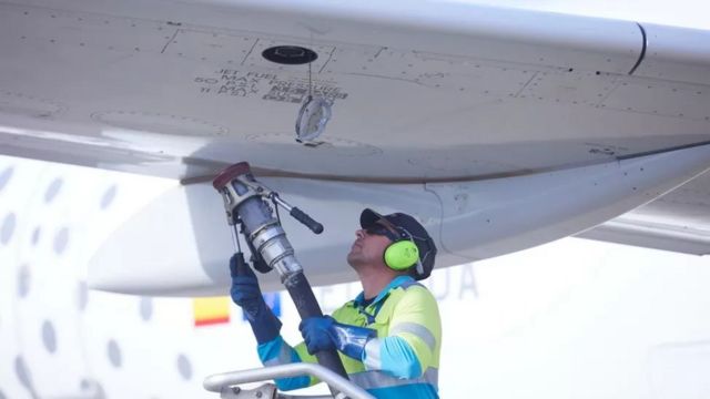 Pessoa abastecendo um avião com combustível