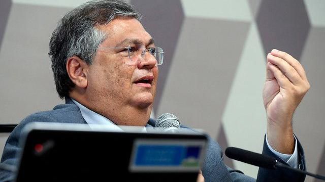 Dino gesticula ao falar no Senado