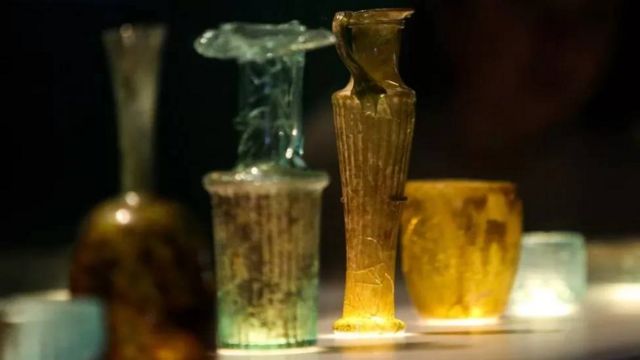 Foto de arquivo de vasos de vidro antigos danificados durante a explosão do porto de Beirute em 2020 e exibido no Museu Britânico em Londres