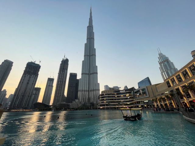 Vista de Dubai com o famoso edifcio Burj Khalifa ao centro