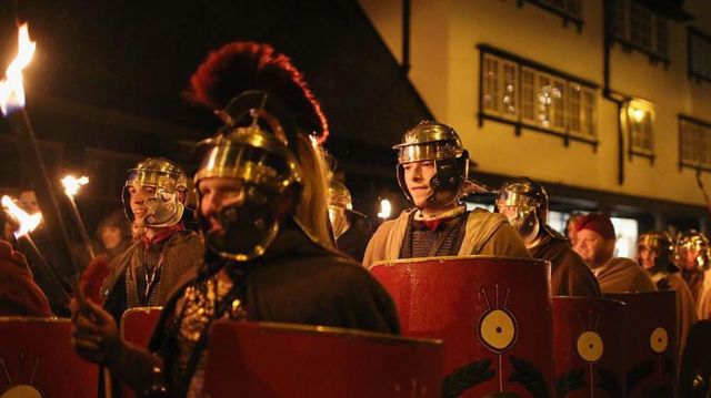 Desfile de moradores de Chester vestidos como soldados romanos durante a celebração da Saturnália