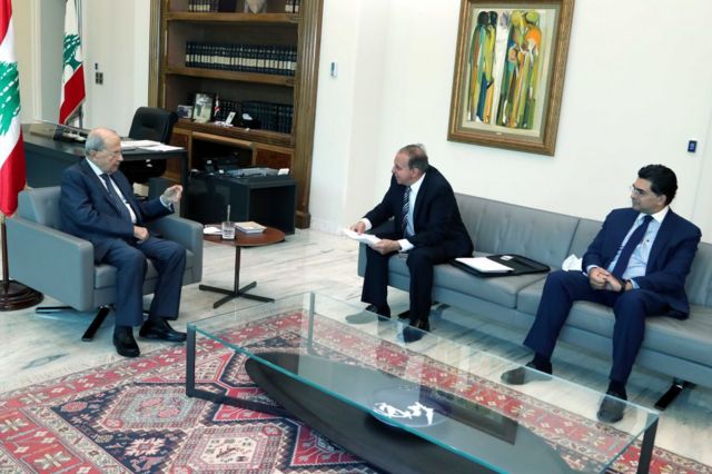 Lübnan Cumhurbaşkanı Michel Aoun (Solda) ve Lübnan Yerinden Edilmiş Kişiler Bakanı Issam Şerafeddin (Ortada).