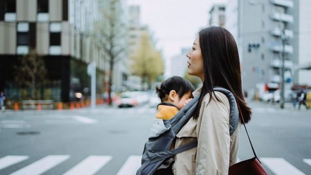 Japonesa carrega bebê em canguru