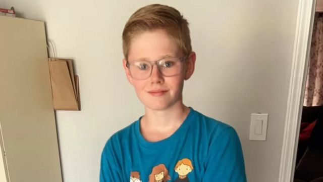 Dillon sorrindo em foto com camiseta azul