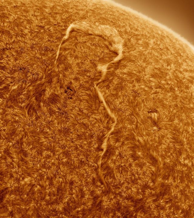 Una fotografía del Sol con un enorme filamento en forma de signo de interrogación.
