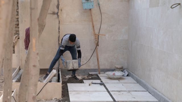 کارگر ساختمانی مشغول کار در تهران