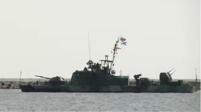 Une canonnière russe de classe Shmel a été photographiée escortant le Zhibek Zholy.