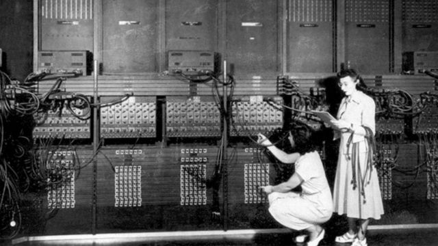 Mulheres trabalhando com computadores, em imagem antiga