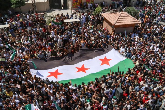 بعد از اظهارات وزیر خارجه ترکیه درباره لزوم مصالحه مخالفان با حکومت اسد، مخالفان در روز دوشنبه در مناطق شمالی سوریه که از کنترل اسد خارج است، علیه هرگونه توافق دست به تظاهرات زدند