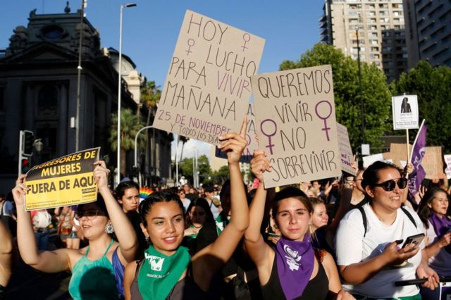 Mulheres participam de marcha durante Dia Irnacional pela Eliminação da Violência contra a Mulher, em Santiago, 25 de novembro de 2022