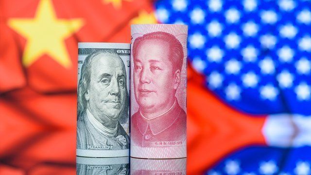 Ilustração com moeda americana e chinesa lado a lado