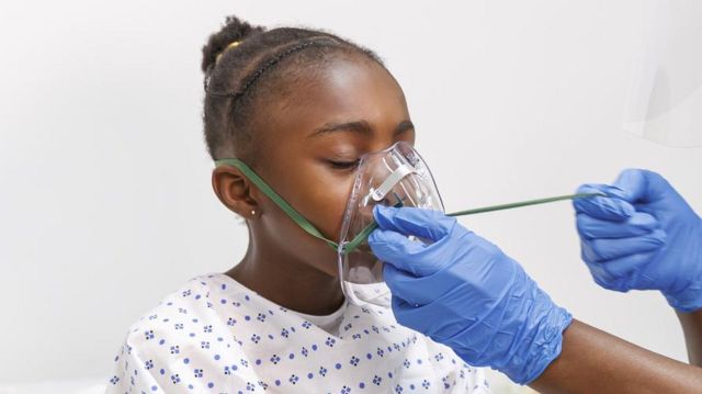 Criança recebendo recebendo oxigênio por meio de dispositivo médico