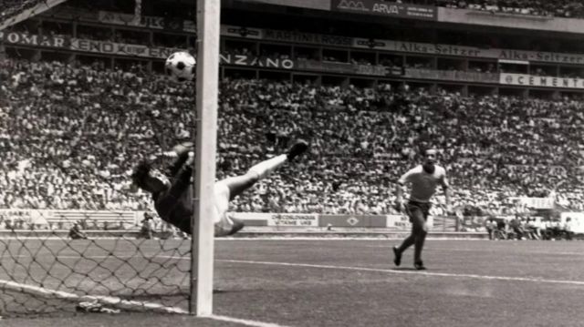 Gordon Banks denies Pelé with the 