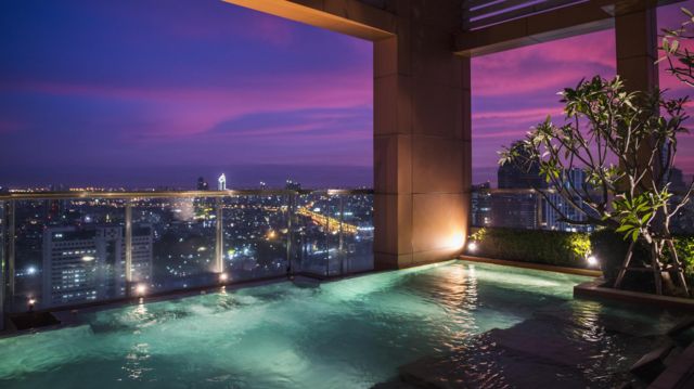 Bể bơi trên tầng thượng chung cư cao cấp ở Bangkok