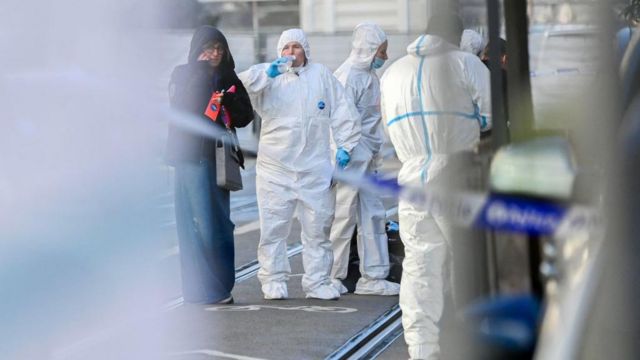 La policía belga del servicio forense buscan pruebas en la calle de la zona de Schaerbeek, Bruselas.