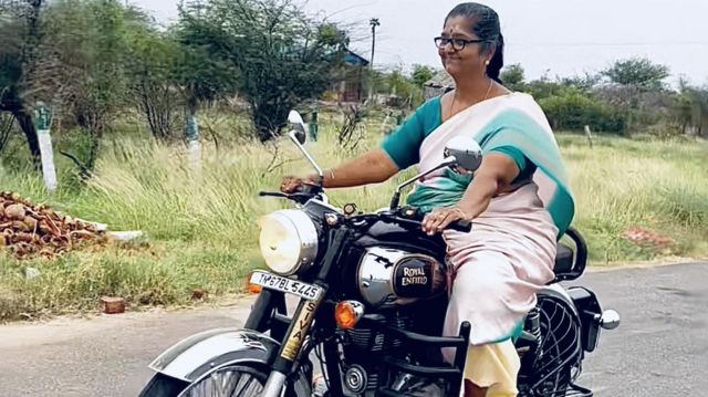 ராயல் என்ஃபீல்ட் ஓட்டும் லட்சுமி