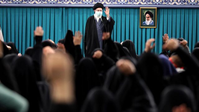 آیت الله علی خامنه ای گفته «کسانی که حجاب ضعیف دارند هم دختران خود ما هستند»