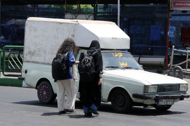 زنی با حجاب و زنی بی حجاب در تهران
