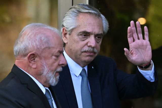 Alberto Fernandez acena ao lado de Lula