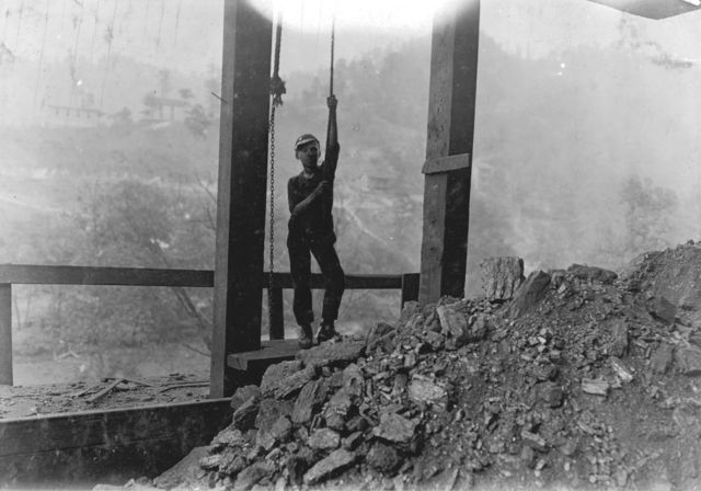 Menino trabalhando em mina de carvão em West Virginia em 1908