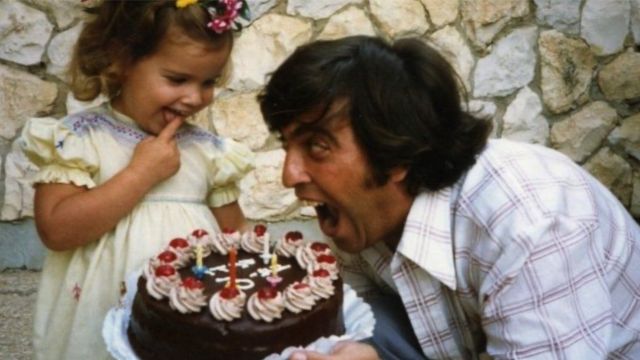 Rami y su hija celebrando con un pastel