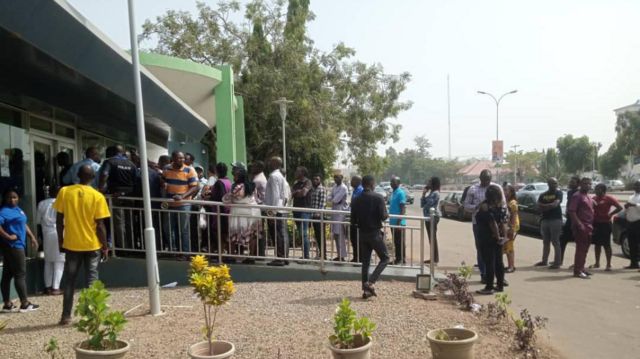 Yadda al'umma ke layin cirar kudi daga na'urar ATM a Abuja, babban birnin Najeriya