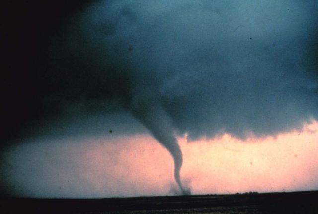 Vista de la 'cuerda' o etapa de descomposición del tornado registrada en Cordell, Oklahoma, 22 de mayo de 1981.