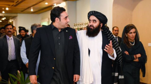 متقي د پاکستان بهرنیو چاور وزیر، د پوځ مشر او یو شمېر سیاسي مشرانو سره ...