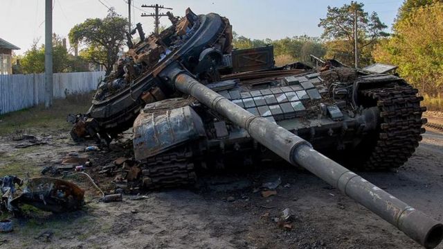 Ukrayna'da imha edilen bir tank