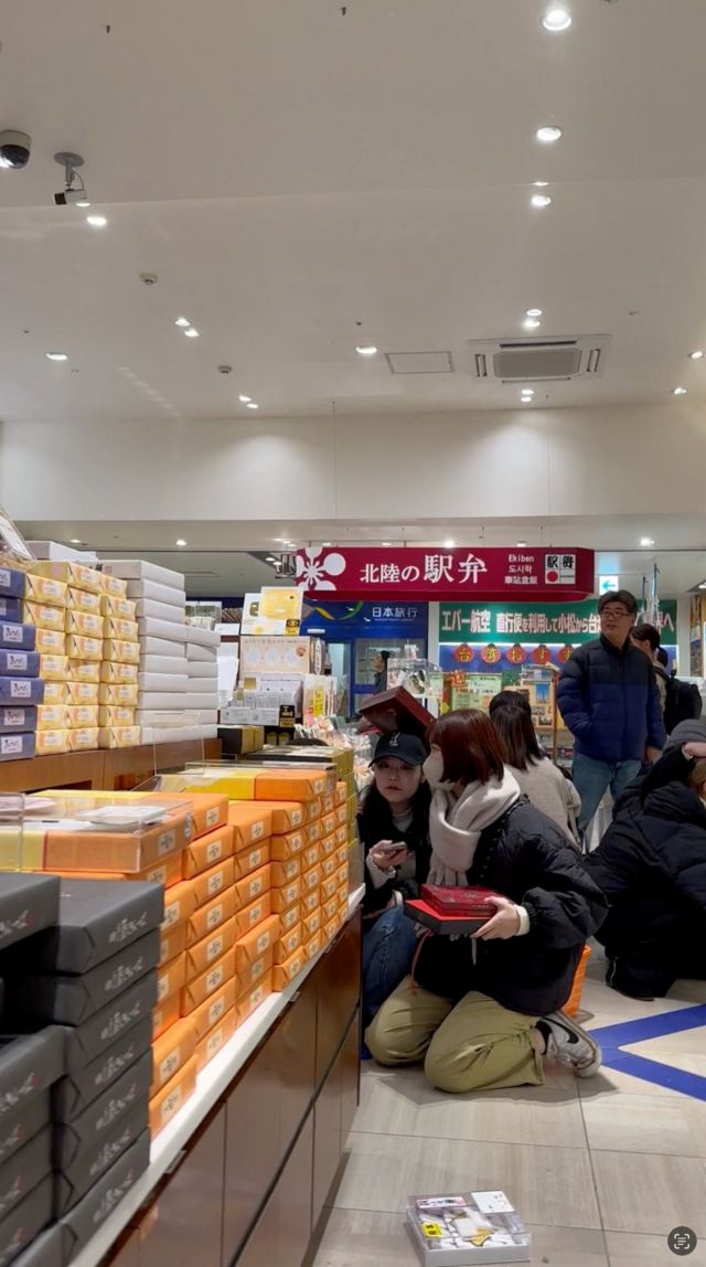 Clientes en una tienda de Japón se agachan para protegerse durante el terremoto