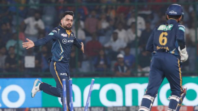 குஜராத் வேகத்தில் திக்குமுக்காடிய பேட்ஸ்மேன்கள் அக்சரின் 'அற்புதத்தால்' மீண்டெழுந்த டெல்லி கேபிடல்ஸ்