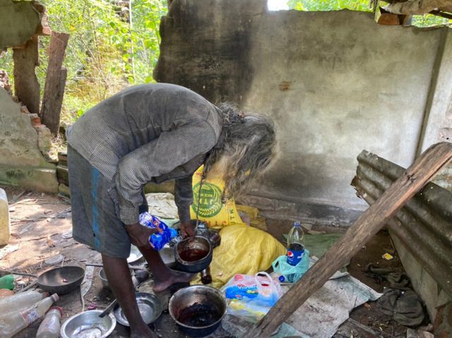 ආහාර ලබා ගැනීම සඳහා කලාතුරකින් ඔහු වනාන්තරයට මායිම්ව ඇති ගම්මන ව  ගොස් ඇත.