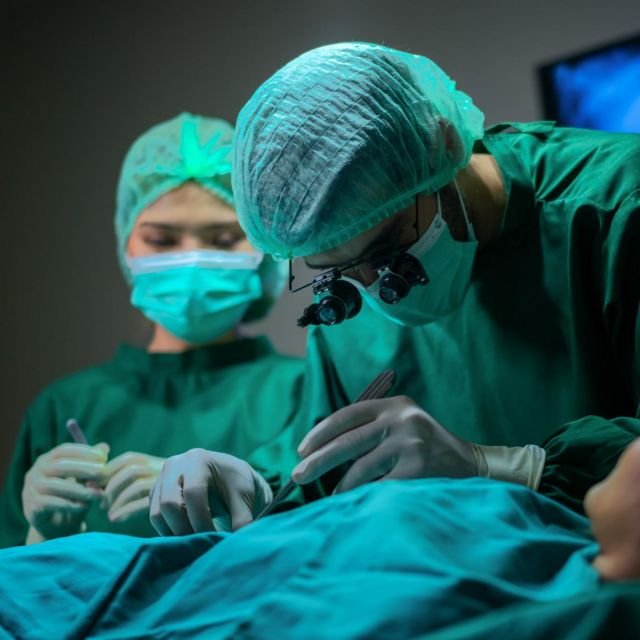 Médicos operando en un quirófano.