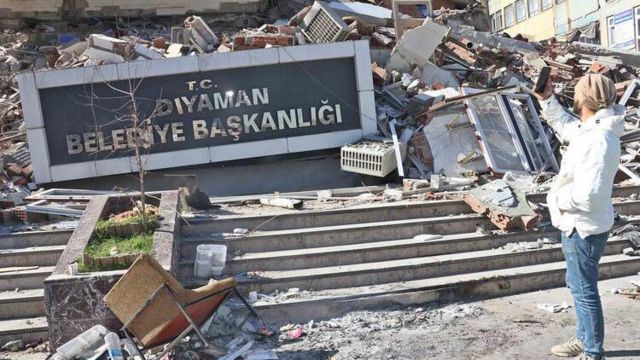 Deprem bölgelerinde pek çok kamu kurumunun da binası yıkıldı